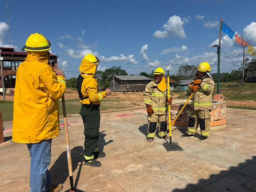 Comuneros realizando prácticas de campo con herramientas contra incendios.