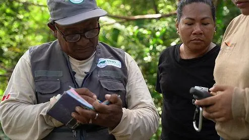 Foto: Tatiana Zacarias - Amancio Flores registrando con ayuda de un GPS los hallazgos del patrullaje.